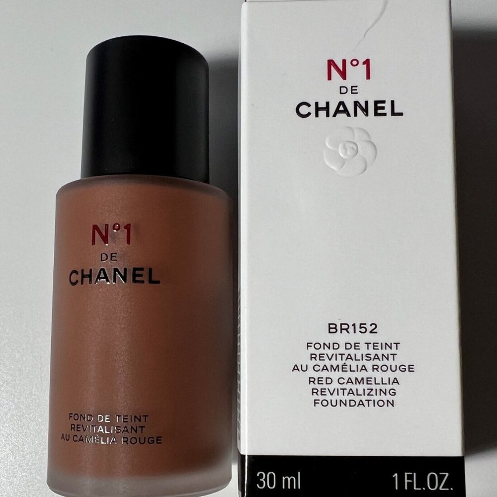 CHANEL BR152 No1 De Chanel Red Camellia Revitalizing Foundation New 7797